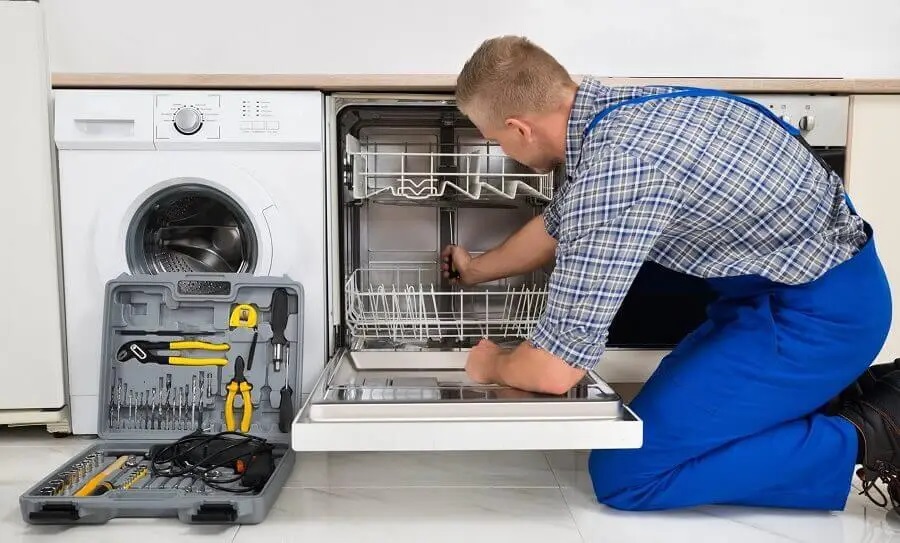 Çiğli Lambert servisi teknisyen ekibi beyaz eşya tamiri yaparken